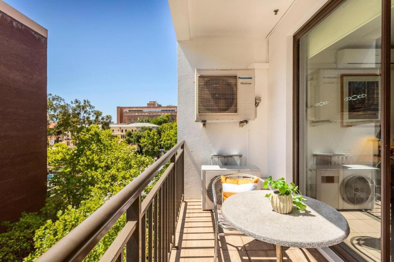 404 Big Beautiful One Bed & Balcony *