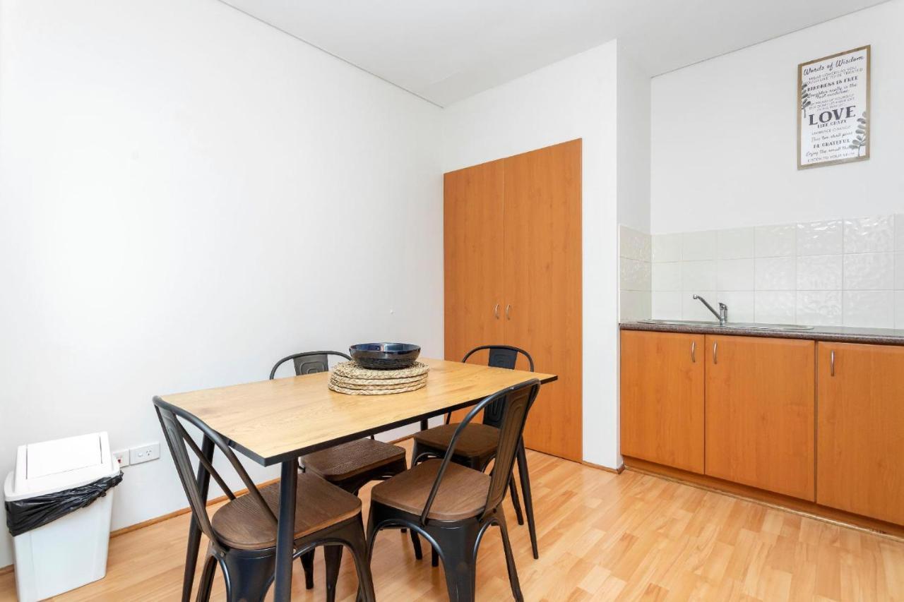 404 Big Beautiful One Bed & Balcony Apartment Perth